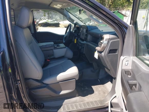 ✅ 2025 Ford F-150 XL • VIN: 1FTMF1LP2SKD18160 • Lot: 43058340. Wystawiony na IAAI z przebiegiem 4 949 mil. Bezpłatny archiwum sprzedaży aukcyjnych z USA i szczegółowy raport historii pojazdu na DreamBid. Zdjęcie 5.