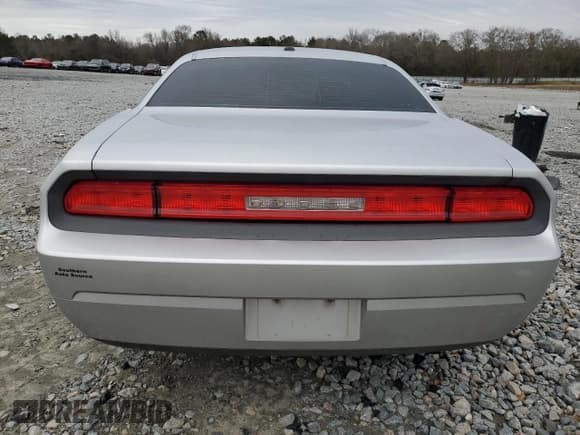 ✅ 2010 Dodge Challenger SE • VIN: 2B3CJ4DV6AH241163 • Lot: 88296325. Wystawiony na Copart z przebiegiem Nie podano. Bezpłatny archiwum sprzedaży aukcyjnych z USA i szczegółowy raport historii pojazdu na DreamBid. Zdjęcie 6.