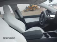 ✅ 2022 Tesla Model Y Long Range • VIN: 7SAYGDEE3NF419661 • Lot: 43116222. Wystawiony na IAAI z przebiegiem Nie podano. Bezpłatny archiwum sprzedaży aukcyjnych z USA i szczegółowy raport historii pojazdu na DreamBid. Zdjęcie 5.