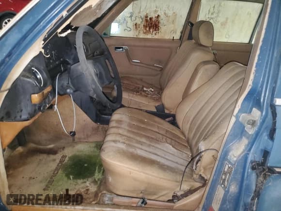 ✅ 1981 Mercedes-Benz 240 • VIN: WDBAB23A3BB276290 • Lot: 63323515. Wystawiony na Copart z przebiegiem 258 266 mil. Bezpłatny archiwum sprzedaży aukcyjnych z USA i szczegółowy raport historii pojazdu na DreamBid. Zdjęcie 7.