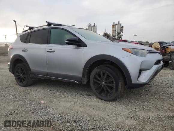 ✅ 2018 Toyota RAV4 XLE • VIN: 2T3WFREV3JW412024 • Лот: 82648925. Опубликован ранее на Copart с пробегом 82 416 миль. Бесплатный доступ к архиву аукционных продаж из США и подробный отчёт об истории автомобиля на DreamBid. Изображение 4.