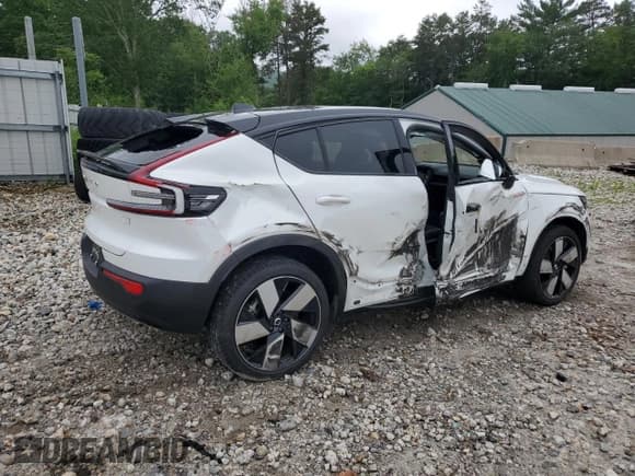 ✅ 2022 Volvo C40 Ultimate • VIN: YV4ED3GB2N2009536 • Lot: 61553835. Wystawiony na Copart z przebiegiem 19 868 mil. Bezpłatny archiwum sprzedaży aukcyjnych z USA i szczegółowy raport historii pojazdu na DreamBid. Zdjęcie 3.