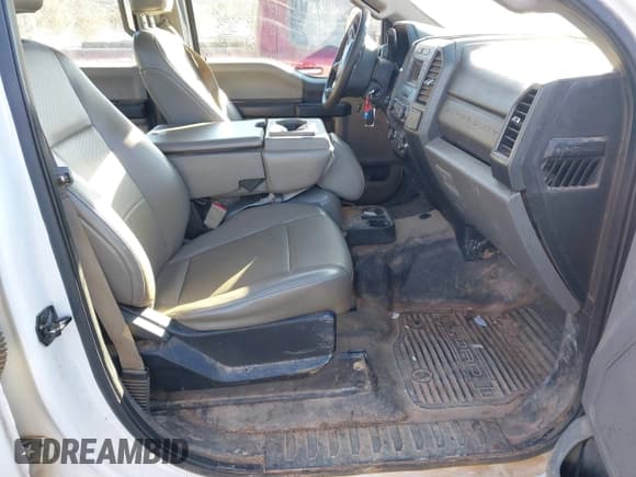 ✅ 2019 Ford F-250 XL • VIN: 1FT7W2A65KEF95185 • Lot: 41615970. Wystawiony na IAAI z przebiegiem 68 278 mil. Bezpłatny archiwum sprzedaży aukcyjnych z USA i szczegółowy raport historii pojazdu na DreamBid. Zdjęcie 5.