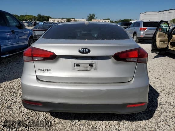 ✅ 2018 Kia Forte LX • VIN: 3KPFL4A74JE256770 • Лот: 90472785. Опубликован ранее на Copart с пробегом 134 078 миль. Бесплатный доступ к архиву аукционных продаж из США и подробный отчёт об истории автомобиля на DreamBid. Изображение 6.