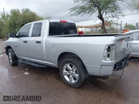 2018 Ram 1500 Tradesman z VIN 1C6RR6FG0JS280326, wystawiony jako IAAI lot #43422781 z przebiegiem 89 435 mil mil oraz . Historia ofert i sprzedaży dostępna na DreamBid. Obrazek 3.