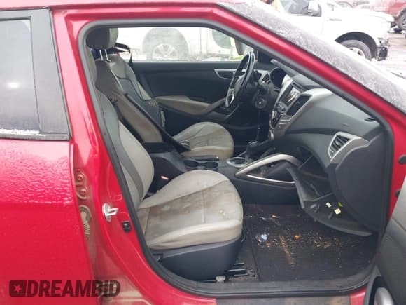 ✅ 2014 Hyundai Veloster • VIN: KMHTC6AD7EU195907 • Lot: 41548595. Wystawiony na IAAI z przebiegiem 106 349 mil. Bezpłatny archiwum sprzedaży aukcyjnych z USA i szczegółowy raport historii pojazdu na DreamBid. Zdjęcie 5.