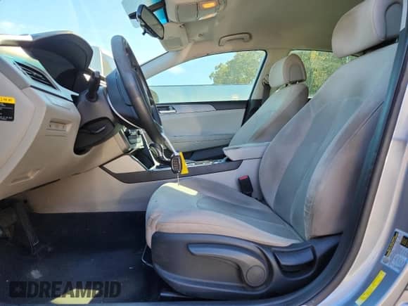 2016 Hyundai Sonata SE z VIN 5NPE24AF2GH386847, wystawiony jako Copart lot #82596985 z przebiegiem 170 845 mil mil oraz Czysty tytuł • Clean title. Historia ofert i sprzedaży dostępna na DreamBid. Obrazek 7.