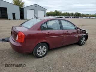 2009 Hyundai Accent L z VIN KMHCN45C89U326039, wystawiony jako Copart lot #74818154 z przebiegiem 136 486 mil mil oraz Czysty tytuł • Clean title. Historia ofert i sprzedaży dostępna na DreamBid. Obrazek 3.