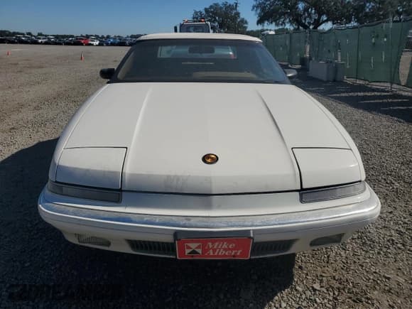 ✅ 1990 Buick Reatta • VIN: 1G4EC33C7LB906610 • Lot: 81840844. Wystawiony na Copart z przebiegiem Nie podano. Bezpłatny archiwum sprzedaży aukcyjnych z USA i szczegółowy raport historii pojazdu na DreamBid. Zdjęcie 5.