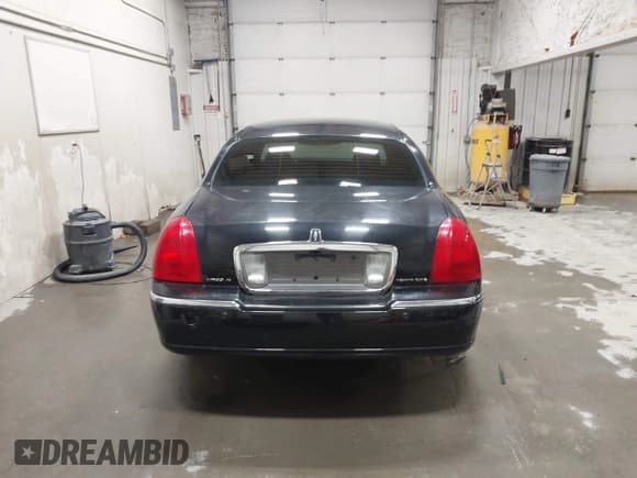 ✅ 2005 Lincoln Town Car Signature Limited • VIN: 1LNHM82W55Y606549 • Lot: 43365335. Wystawiony na IAAI z przebiegiem 98 295 mil. Bezpłatny archiwum sprzedaży aukcyjnych z USA i szczegółowy raport historii pojazdu na DreamBid. Zdjęcie 17.