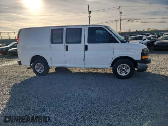 ✅ 2021 GMC Savana Cargo • VIN: 1GTW7AFP3M1270954 • Lot: 81899314. Wystawiony na Copart z przebiegiem 29 640 mil. Bezpłatny archiwum sprzedaży aukcyjnych z USA i szczegółowy raport historii pojazdu na DreamBid. Zdjęcie 12.