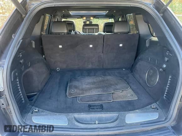 2018 Jeep Grand Cherokee Sterling z VIN 1C4RJFBG8JC162167, wystawiony jako Copart lot #91731335 z przebiegiem 128 078 mil mil oraz Czysty tytuł • Clean title. Historia ofert i sprzedaży dostępna na DreamBid. Obrazek 14.