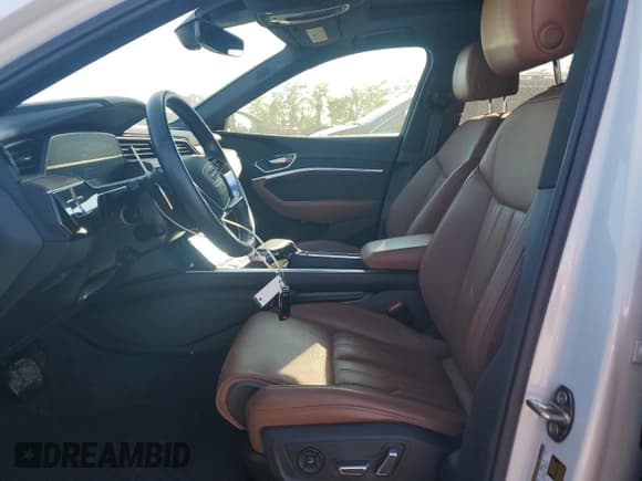 ✅ 2019 Audi e-tron Prestige • VIN: WA1VAAGE7KB025148 • Лот: 85916685. Опубликован ранее на Copart с пробегом 37 961 миль. Бесплатный доступ к архиву аукционных продаж из США и подробный отчёт об истории автомобиля на DreamBid. Изображение 7.