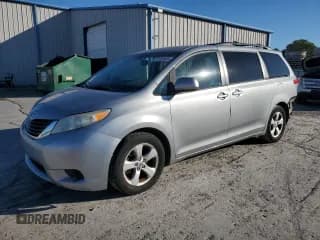 ✅ 2013 Toyota Sienna LE • VIN: 5TDKK3DC5DS323908 • Lot: 91250005. Wystawiony na Copart z przebiegiem 121 149 mil. Bezpłatny archiwum sprzedaży aukcyjnych z USA i szczegółowy raport historii pojazdu na DreamBid. Zdjęcie 1.