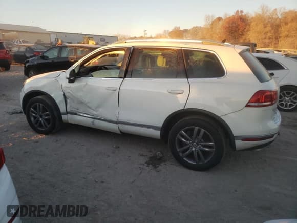 ✅ 2016 Volkswagen Touareg Lux • VIN: WVGEP9BP4GD003630 • Lot: 82406074. Listed on Copart with 61,083 mi. Free auction sales archive from the USA and detailed vehicle history report at DreamBid. Image 2.