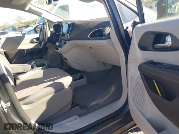 ✅ 2021 Chrysler Pacifica Touring • VIN: 2C4RC1FG5MR526449 • Lot: 43463259. Wystawiony na IAAI z przebiegiem 163 589 mil. Bezpłatny archiwum sprzedaży aukcyjnych z USA i szczegółowy raport historii pojazdu na DreamBid. Zdjęcie 5.