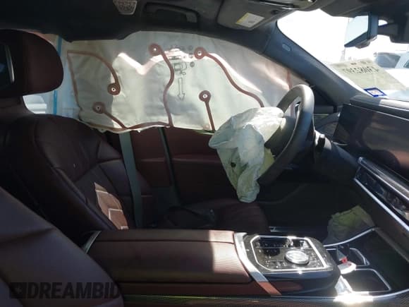 ✅ 2023 BMW i7 xDrive60 • VIN: WBY53EJ02PCN43351 • Lot: 43082397. Wystawiony na IAAI z przebiegiem 33 929 mil. Bezpłatny archiwum sprzedaży aukcyjnych z USA i szczegółowy raport historii pojazdu na DreamBid. Zdjęcie 5.