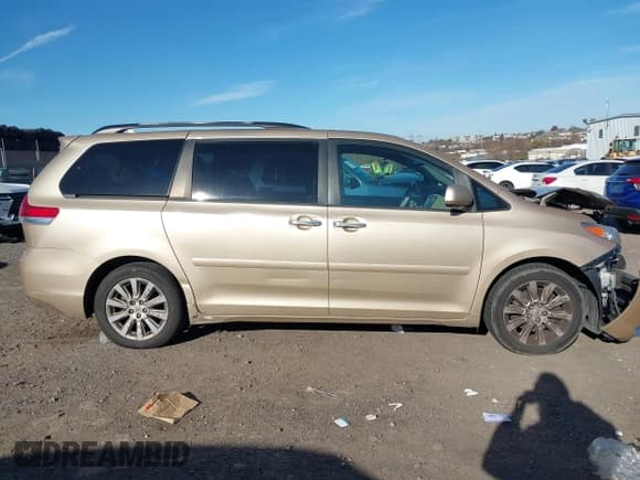 ✅ 2011 Toyota Sienna Limited • VIN: 5TDDK3DC1BS009551 • Lot: 43695139. Listed on IAAI with 215,918 mi. Free auction sales archive from the USA and detailed vehicle history report at DreamBid. Image 12.