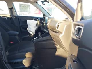 ✅ 2024 Hyundai Venue SEL • VIN: KMHRC8A38RU312638 • Lot: 41262239. Wystawiony na IAAI z przebiegiem 6 848 mil. Bezpłatny archiwum sprzedaży aukcyjnych z USA i szczegółowy raport historii pojazdu na DreamBid. Zdjęcie 5.