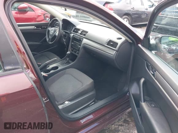 ✅ 2013 Volkswagen Passat S • VIN: 1VWAH7A31DC027479 • Lot: 43639092. Wystawiony na IAAI z przebiegiem 90 686 mil. Bezpłatny archiwum sprzedaży aukcyjnych z USA i szczegółowy raport historii pojazdu na DreamBid. Zdjęcie 5.