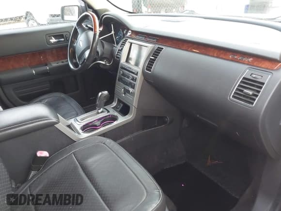 ✅ 2011 Ford Flex Limited • VIN: 2FMHK6DT0BBD09677 • Lot: 43673381. Wystawiony na IAAI z przebiegiem 148 772 mil. Bezpłatny archiwum sprzedaży aukcyjnych z USA i szczegółowy raport historii pojazdu na DreamBid. Zdjęcie 5.