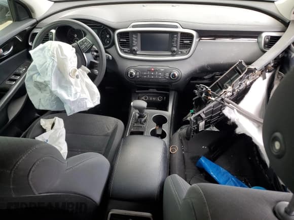 ✅ 2019 Kia Sorento L • VIN: 5XYPG4A30KG603330 • Lot: 93697175. Wystawiony na Copart z przebiegiem Nie podano. Bezpłatny archiwum sprzedaży aukcyjnych z USA i szczegółowy raport historii pojazdu na DreamBid. Zdjęcie 8.