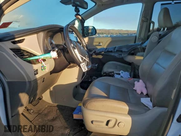 ✅ 2019 Toyota Sienna XLE • VIN: 5TDDZ3DC2KS227493 • Lot: 93418755. Listed on Copart with 84,536 mi. Free auction sales archive from the USA and detailed vehicle history report at DreamBid. Image 7.