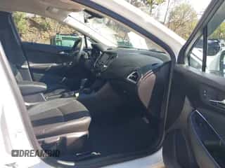 2017 Chevrolet Cruze Premier z VIN 1G1BF5SM2H7229912, wystawiony jako IAAI lot #43400083 z przebiegiem 221 086 mil mil oraz . Historia ofert i sprzedaży dostępna na DreamBid. Obrazek 5.