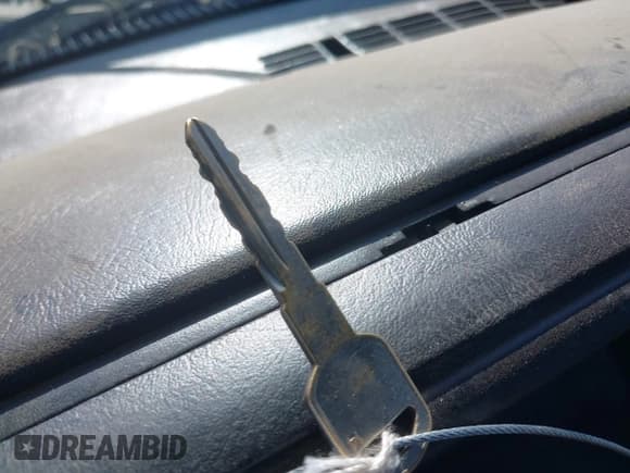 ✅ 1995 GMC Sierra 1500 • VIN: 1GTEC14H1SZ506910 • Lot: 42905731. Wystawiony na IAAI z przebiegiem 361 784 mil. Bezpłatny archiwum sprzedaży aukcyjnych z USA i szczegółowy raport historii pojazdu na DreamBid. Zdjęcie 11.