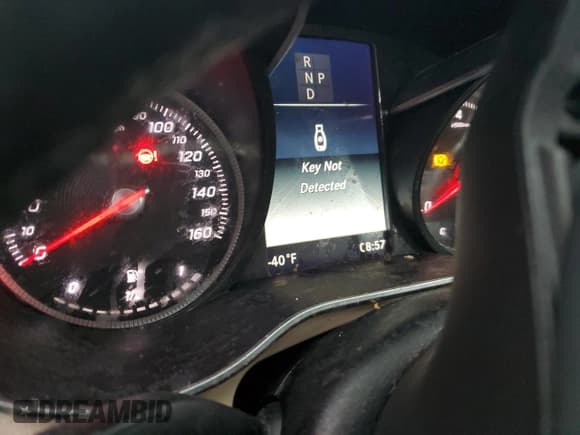 ✅ 2018 Mercedes-Benz C 300 • VIN: 55SWF4KB9JU239966 • Lot: 85401315. Wystawiony na Copart z przebiegiem Nie podano. Bezpłatny archiwum sprzedaży aukcyjnych z USA i szczegółowy raport historii pojazdu na DreamBid. Zdjęcie 9.