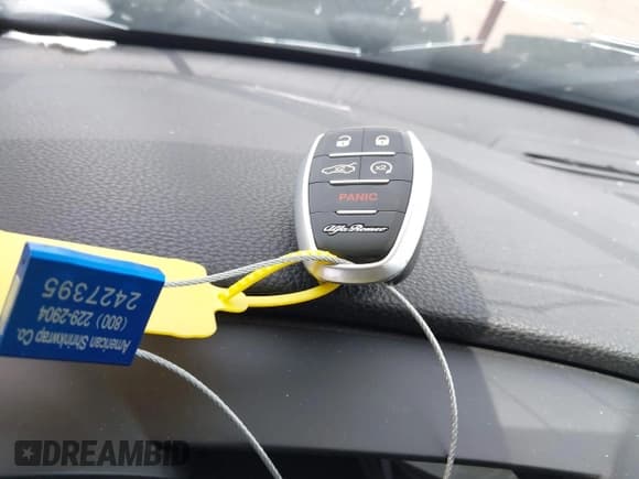 ✅ 2018 Alfa Romeo Giulia Ti Sport • VIN: ZARFAEEN8J7583814 • Лот: 42355186. Опубликован ранее на IAAI с пробегом Не указан. Бесплатный доступ к архиву аукционных продаж из США и подробный отчёт об истории автомобиля на DreamBid. Изображение 11.