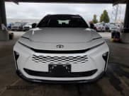 ✅ 2025 Toyota Crown XLE • VIN: JTDACAAJ5S3011795 • Lot: 90110955. Wystawiony na Copart z przebiegiem 2 592 mil. Bezpłatny archiwum sprzedaży aukcyjnych z USA i szczegółowy raport historii pojazdu na DreamBid. Zdjęcie 5.