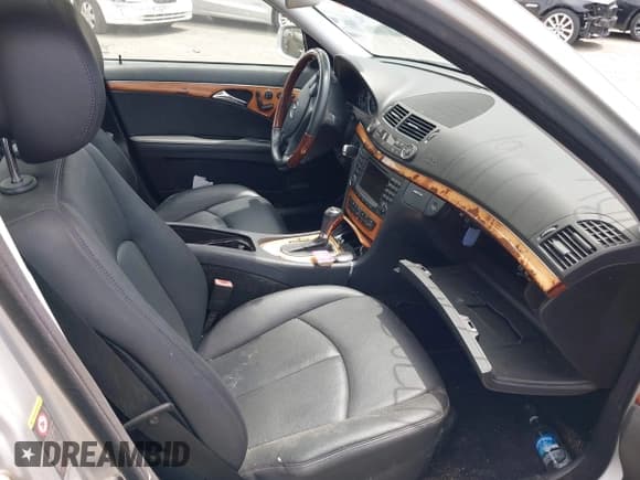 ✅ 2008 Mercedes-Benz E 320 • VIN: WDBUF22X08B324795 • Lot: 41773761. Wystawiony na IAAI z przebiegiem 249 975 mil. Bezpłatny archiwum sprzedaży aukcyjnych z USA i szczegółowy raport historii pojazdu na DreamBid. Zdjęcie 5.