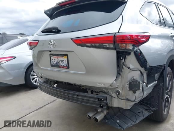 ✅ 2021 Toyota Highlander XSE • VIN: 5TDJZRAH1MS033062 • Lot: 43450522. Listed on IAAI with 39,606 mi. Free auction sales archive from the USA and detailed vehicle history report at DreamBid. Image 17.