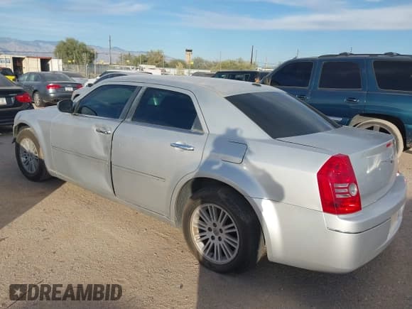 ✅ 2010 Chrysler 300 Touring Signature • VIN: 2C3CA5CV2AH167931 • Lot: 43624081. Listed on IAAI with 290,681 mi. Free auction sales archive from the USA and detailed vehicle history report at DreamBid. Image 3.