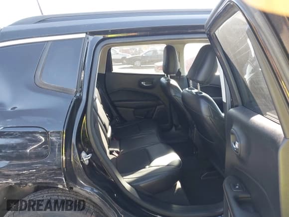 ✅ 2018 Jeep Compass Latitude • VIN: 3C4NJCBB6JT356136 • Lot: 43597676. Wystawiony na IAAI z przebiegiem 109 298 mil. Bezpłatny archiwum sprzedaży aukcyjnych z USA i szczegółowy raport historii pojazdu na DreamBid. Zdjęcie 6.