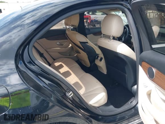 ✅ 2019 Mercedes-Benz C 300 • VIN: 55SWF8EB8KU302480 • Lot: 42661463. Wystawiony na IAAI z przebiegiem 106 287 mil. Bezpłatny archiwum sprzedaży aukcyjnych z USA i szczegółowy raport historii pojazdu na DreamBid. Zdjęcie 8.