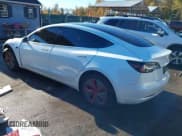 ✅ 2020 Tesla Model 3 Standard Range Plus • VIN: 5YJ3E1EA5LF591096 • Lot: 43591381. Wystawiony na IAAI z przebiegiem 98 408 mil. Bezpłatny archiwum sprzedaży aukcyjnych z USA i szczegółowy raport historii pojazdu na DreamBid. Zdjęcie 3.