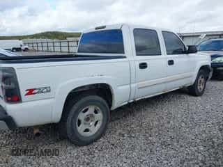 2005 Chevrolet Silverado 1500 Z71 z VIN 2GCEK13T451295787, wystawiony jako IAAI lot #43570317 z przebiegiem 294 633 mil mil oraz . Historia ofert i sprzedaży dostępna na DreamBid. Obrazek 4.