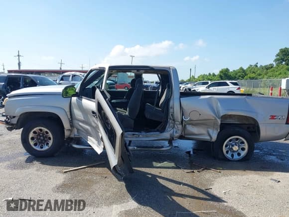 ✅ 2006 Chevrolet Silverado 1500 LT1 • VIN: 1GCEK19BX6Z197158 • Lot: 42828488. Listed on IAAI with 299,605 mi. Free auction sales archive from the USA and detailed vehicle history report at DreamBid. Image 13.