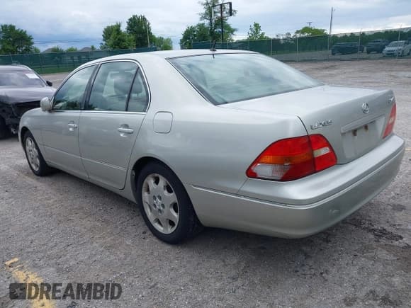 ✅ 2003 Lexus LS 430 • VIN: JTHBN30F430110407 • Lot: 42276835. Listed on IAAI with 260,562 mi. Free auction sales archive from the USA and detailed vehicle history report at DreamBid. Image 3.