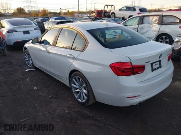 ✅ 2018 BMW 3 Series 320i xDrive • VIN: WBA8A3C58JA495095 • Lot: 43674530. Listed on IAAI with 35,928 mi. Free auction sales archive from the USA and detailed vehicle history report at DreamBid. Image 3.