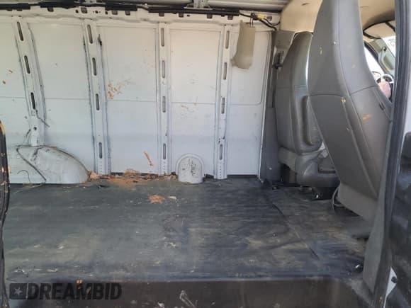 ✅ 2022 Chevrolet Express Cargo • VIN: 1GCWGAF70N1235841 • Lot: 84707025. Wystawiony na Copart z przebiegiem 57 987 mil. Bezpłatny archiwum sprzedaży aukcyjnych z USA i szczegółowy raport historii pojazdu na DreamBid. Zdjęcie 11.