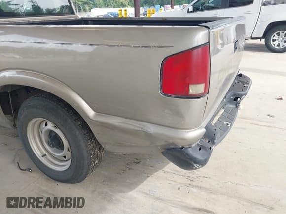 ✅ 2002 Chevrolet S-10 LS • VIN: 1GCCS145628137953 • Лот: 42517695. Опубликован ранее на IAAI с пробегом 197 637 миль. Бесплатный доступ к архиву аукционных продаж из США и подробный отчёт об истории автомобиля на DreamBid. Изображение 6.