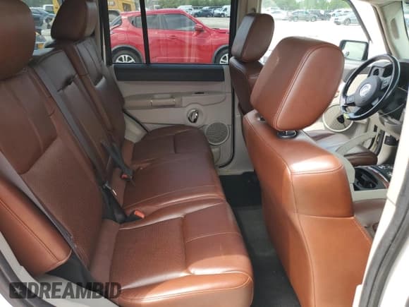 ✅ 2006 Jeep Commander Limited • VIN: 1J8HG58N46C165562 • Lot: 80086975. Wystawiony na Copart z przebiegiem 109 974 mil. Bezpłatny archiwum sprzedaży aukcyjnych z USA i szczegółowy raport historii pojazdu na DreamBid. Zdjęcie 11.