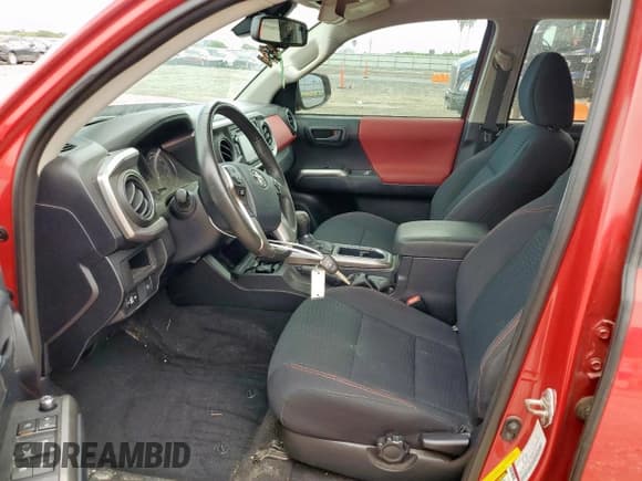 ✅ 2018 Toyota Tacoma SR5 • VIN: 3TMAZ5CN9JM066771 • Lot: 82457025. Wystawiony na Copart z przebiegiem 30 613 mil. Bezpłatny archiwum sprzedaży aukcyjnych z USA i szczegółowy raport historii pojazdu na DreamBid. Zdjęcie 7.