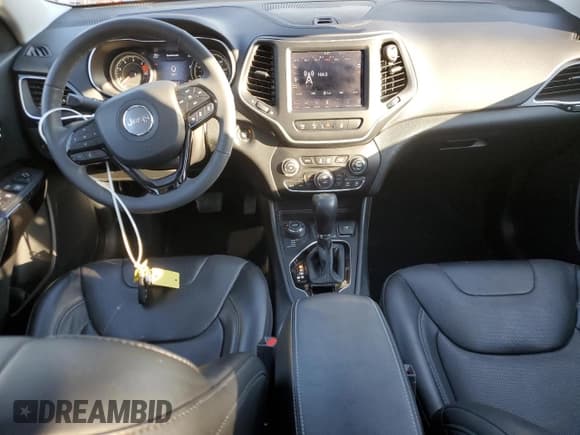 ✅ 2023 Jeep Cherokee Altitude Lux • VIN: 1C4PJMMB0PD103520 • Lot: 87125115. Wystawiony na Copart z przebiegiem 9 528 mil. Bezpłatny archiwum sprzedaży aukcyjnych z USA i szczegółowy raport historii pojazdu na DreamBid. Zdjęcie 8.