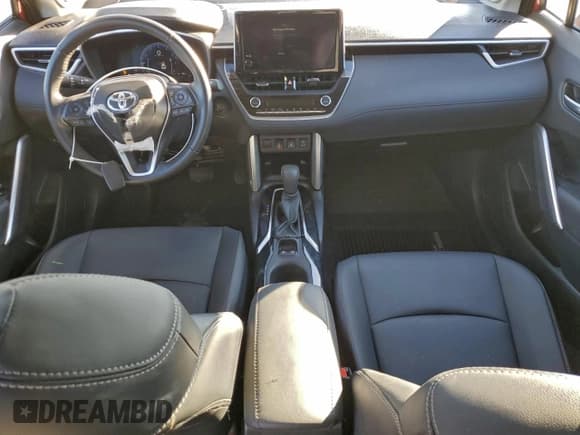 ✅ 2024 Toyota Corolla Cross XLE • VIN: 7MUDAAAG8RV104266 • Lot: 94392635. Wystawiony na Copart z przebiegiem 10 911 mil. Bezpłatny archiwum sprzedaży aukcyjnych z USA i szczegółowy raport historii pojazdu na DreamBid. Zdjęcie 8.