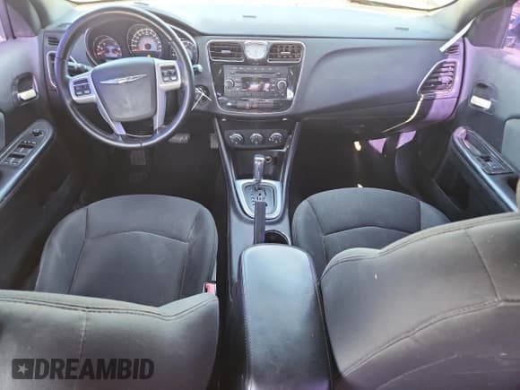 ✅ 2012 Chrysler 200 Touring • VIN: 1C3CCBBG7CN139452 • Lot: 90944035. Wystawiony na Copart z przebiegiem 150 840 mil. Bezpłatny archiwum sprzedaży aukcyjnych z USA i szczegółowy raport historii pojazdu na DreamBid. Zdjęcie 8.