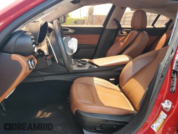 ✅ 2018 Alfa Romeo Giulia • VIN: ZARFAEBN6J7567079 • Lot: 69192325. Wystawiony na Copart z przebiegiem 70 798 mil. Bezpłatny archiwum sprzedaży aukcyjnych z USA i szczegółowy raport historii pojazdu na DreamBid. Zdjęcie 7.